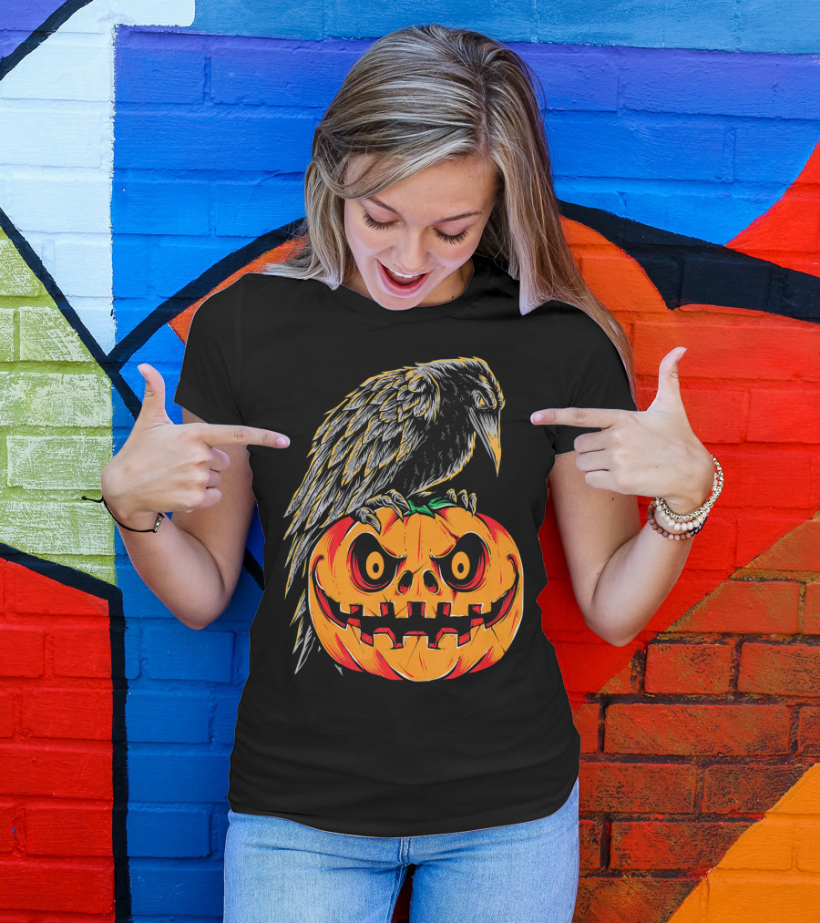 Creepy Black Raven Perched On Retro Vintage Pumpkin Halloween T-Shirt