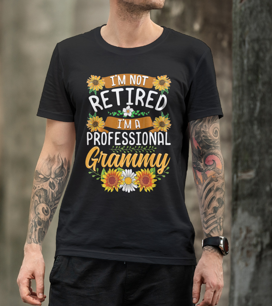 I'm Not Retired I'm A Professional Grammy Sunflowers And Daisies T-Shirt