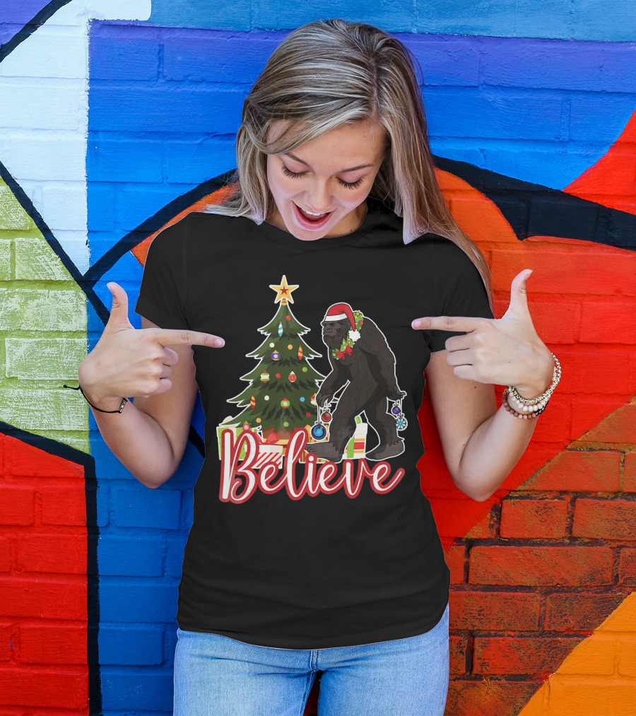 Believe Bigfoot Christmas Funny Holiday Scene T-Shirt