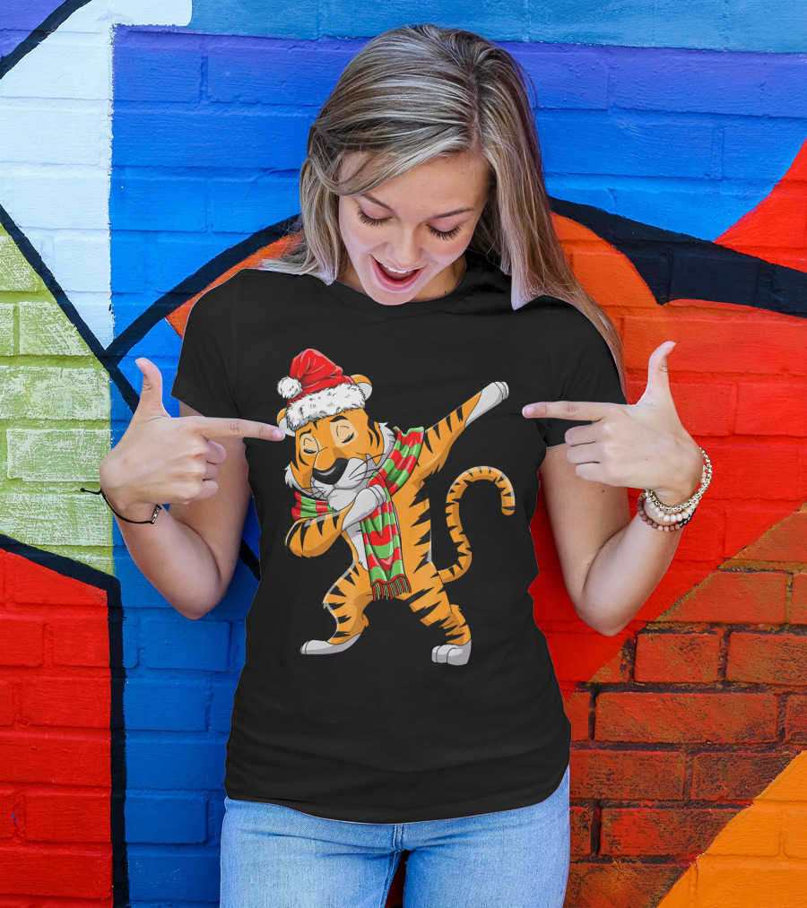 Dabbing Santa Tiger With Christmas Scarf T-Shirt