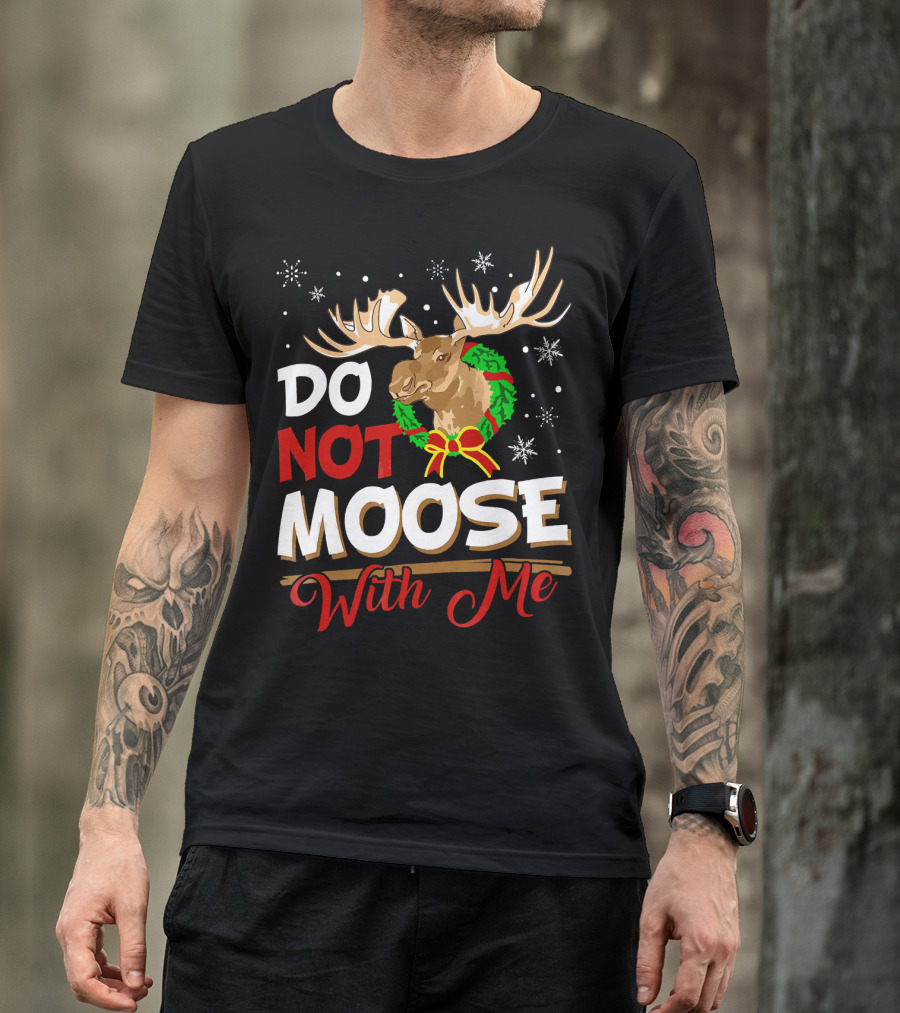 Do Not Moose With Me Funny Christmas Moose Wreath Snowflakes T-Shirt