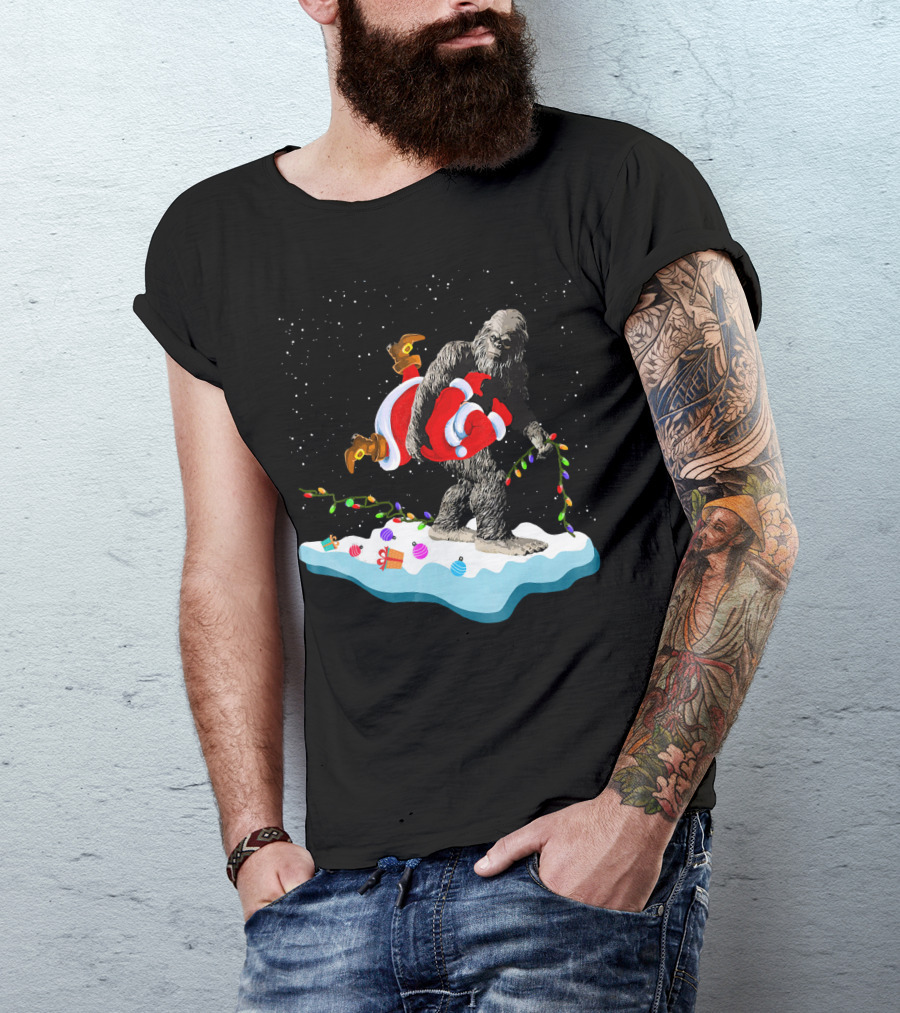 Bigfoot Abducts Santa On Christmas Eve T-Shirt