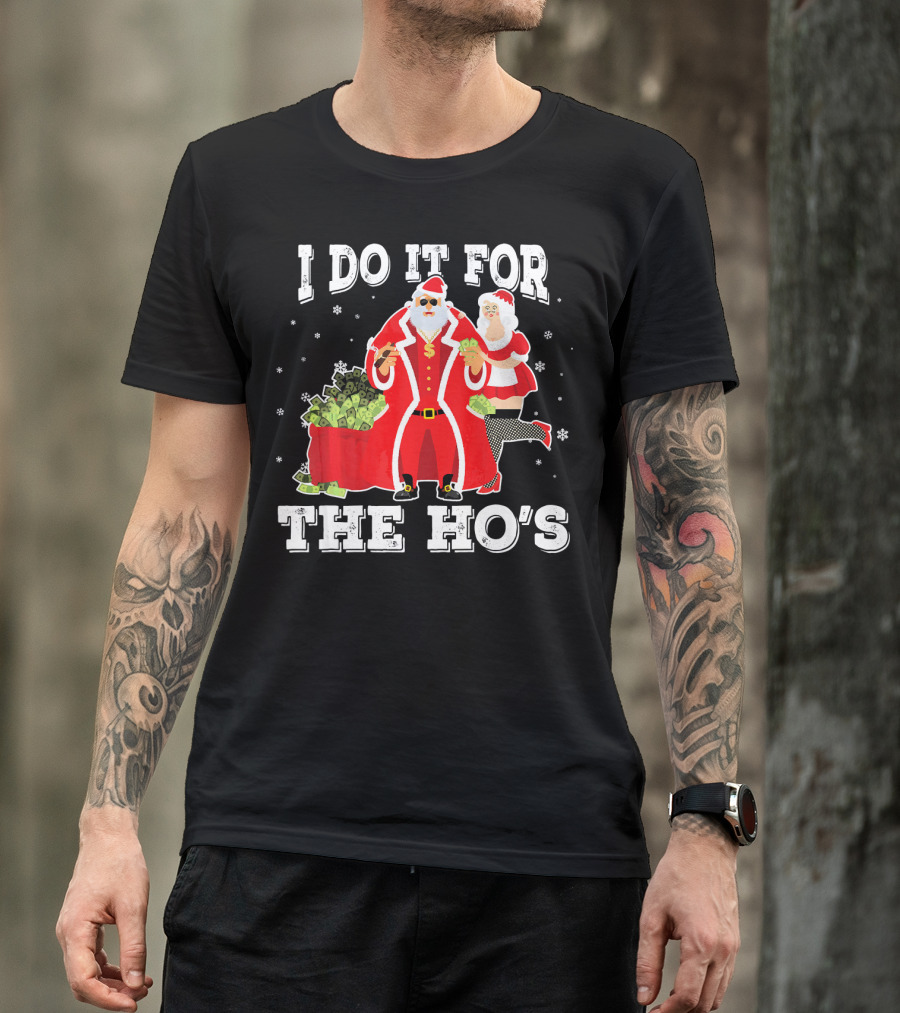 I Do It For The Ho's Santa With Money Bag And Mrs. Claus T-Shirt