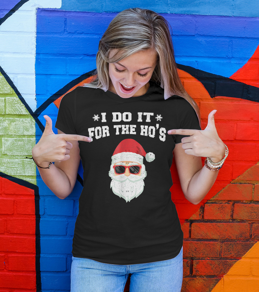 I Do It For The Ho's Funny Christmas Santa Red Hat Sunglasses T-Shirt