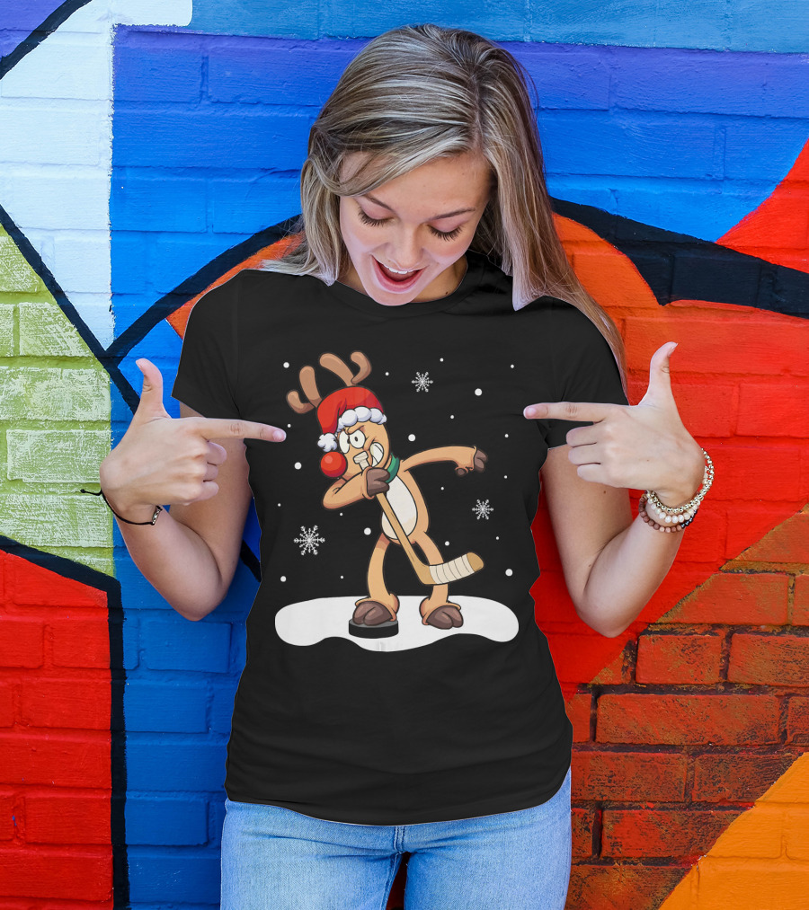 Funny Dabbing Reindeer Playing Ice Hockey Xmas Snowflakes T-Shirt