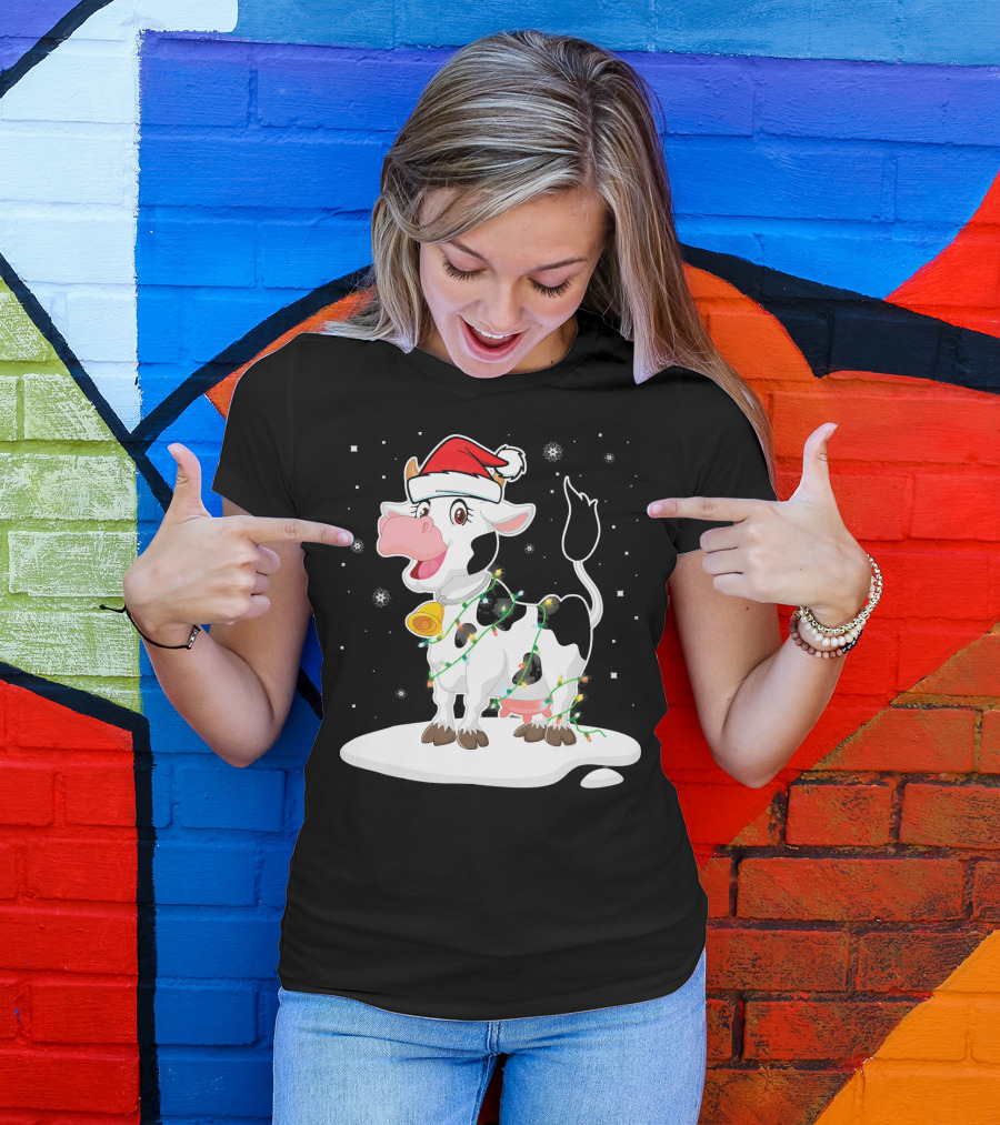 Lovely Cow Santa Xmas Lights On Snowy Tree Scene T-Shirt