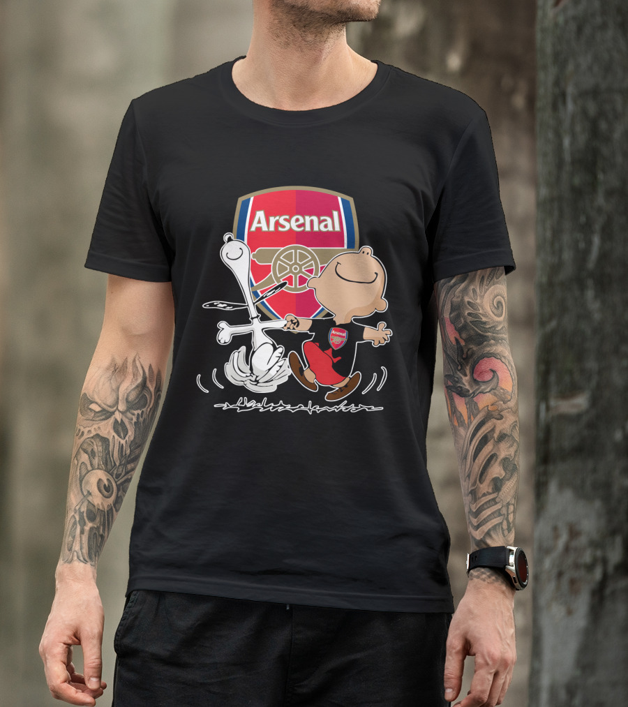 Arsenal Football Club Snoopy Charlie Brown Dancing Badge T-Shirt