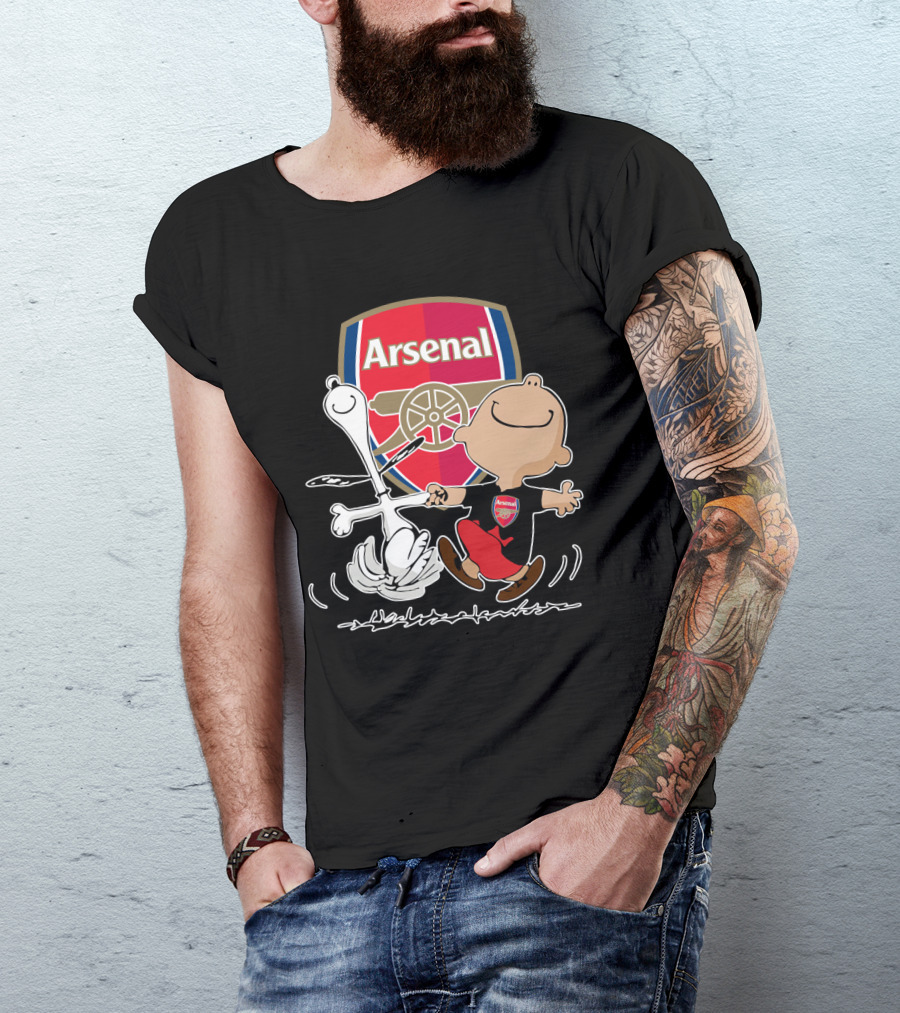 Arsenal Football Club Snoopy Charlie Brown Dancing Badge T-Shirt
